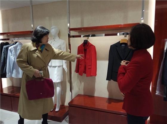 銷(xiāo)售試穿西服