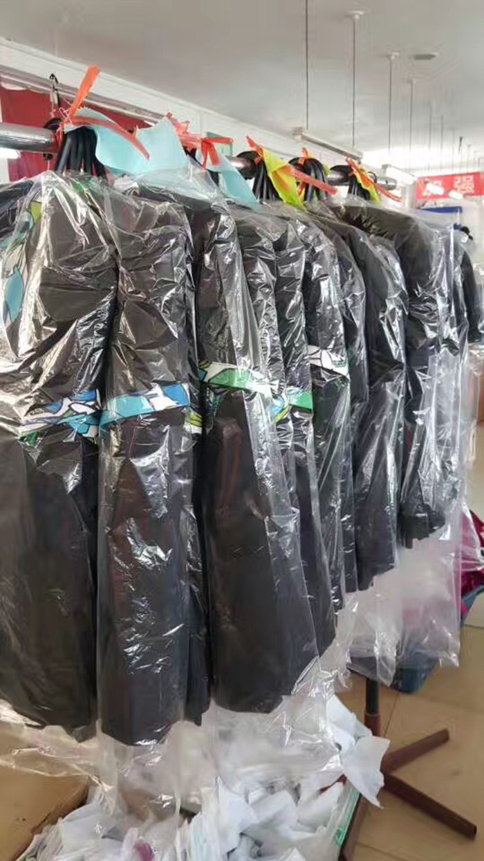 服務(wù)員工服完工