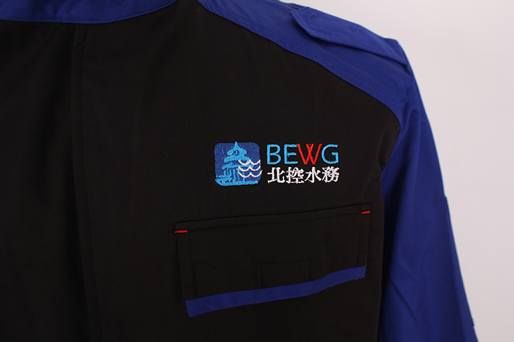 左胸LOGO刺繡平貼兜帶兜蓋有配色，易撕拉部位都采用打結加固