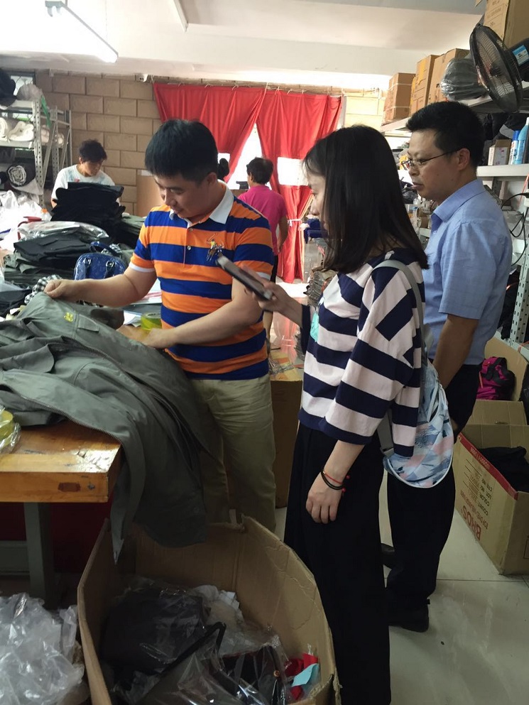 看中鈔長(cháng)城工服的細節
