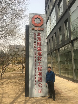 合同簽成，拍照留念