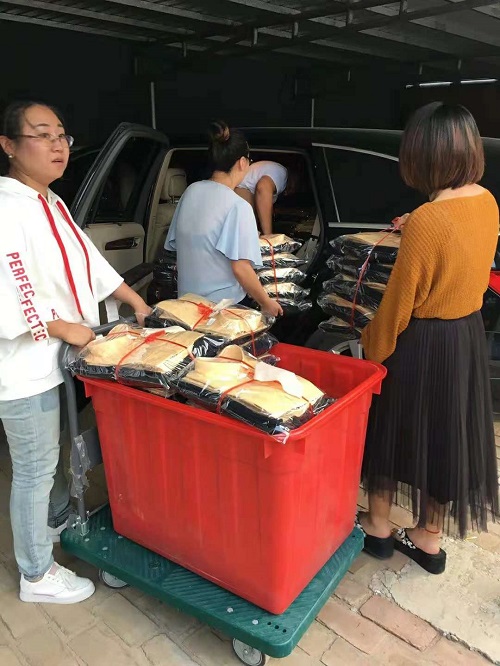 工服裝車(chē)準備送貨